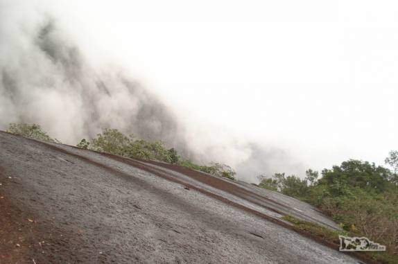 Caminhando sobre uma das grandes rochas na região de Pancas, nos Pontões Capixabas, noroeste do Espírito Santo (foto de Dez/2008)